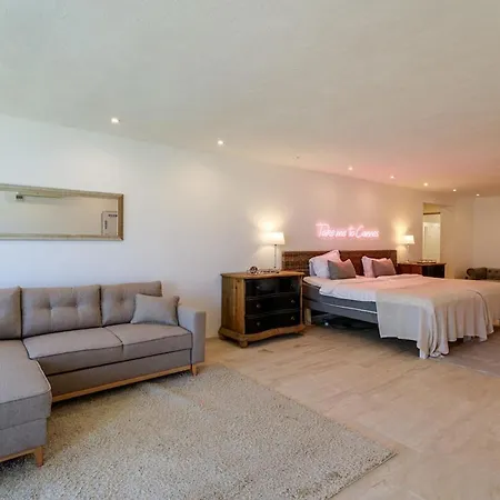 With 8 Bedrooms, Sea View, Great Comfort فيلة كان