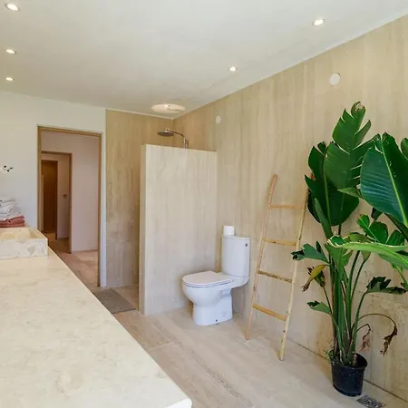 With 8 Bedrooms, Sea View, Great Comfort فيلة