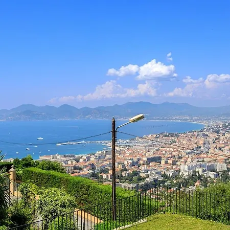 With 8 Bedrooms, Sea View, Great Comfort فيلة كان