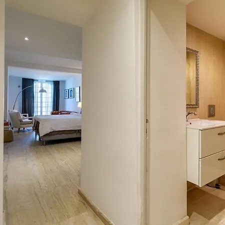 With 8 Bedrooms, Sea View, Great Comfort *