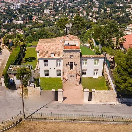 With 8 Bedrooms, Sea View, Great Comfort فيلة كان