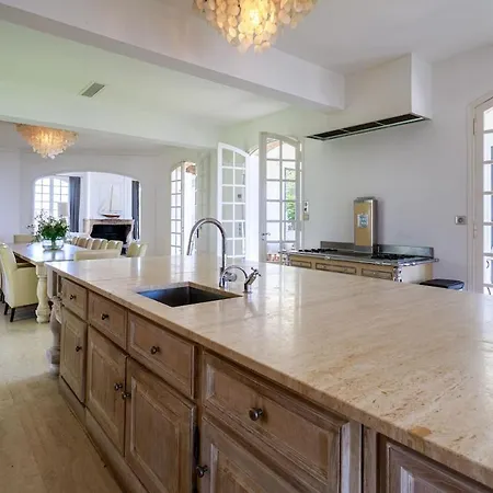 فيلة With 8 Bedrooms, Sea View, Great Comfort كان