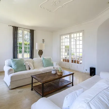 With 8 Bedrooms, Sea View, Great Comfort فيلة *