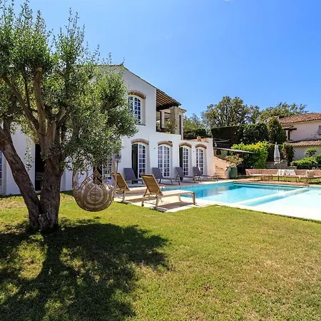 With 8 Bedrooms, Sea View, Great Comfort فيلة *