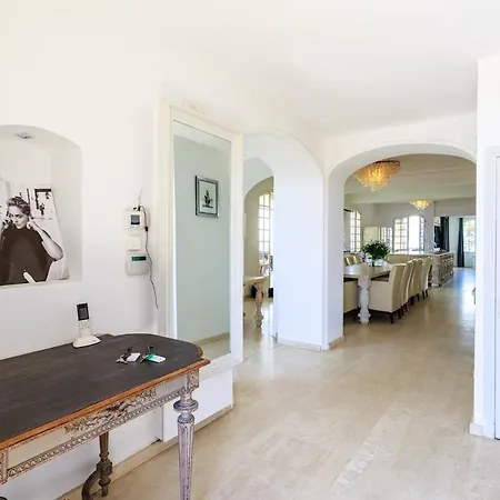 With 8 Bedrooms, Sea View, Great Comfort كان