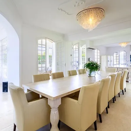 With 8 Bedrooms, Sea View, Great Comfort فيلة