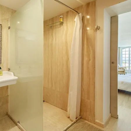 With 8 Bedrooms, Sea View, Great Comfort فيلة