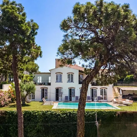 With 8 Bedrooms, Sea View, Great Comfort فيلة كان