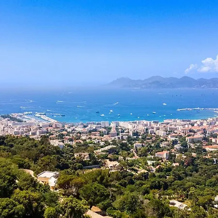 With 8 Bedrooms, Sea View, Great Comfort فيلة *