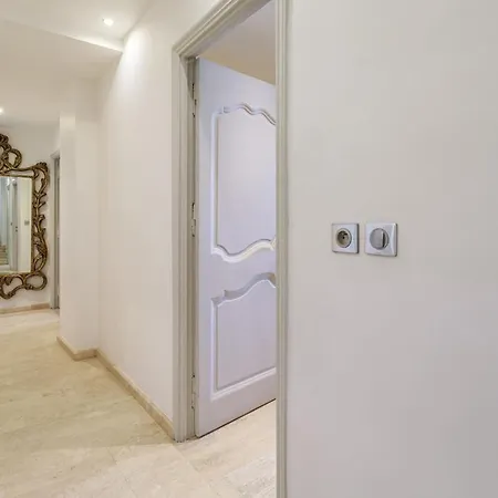 With 8 Bedrooms, Sea View, Great Comfort فيلة كان