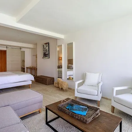 With 8 Bedrooms, Sea View, Great Comfort فيلة