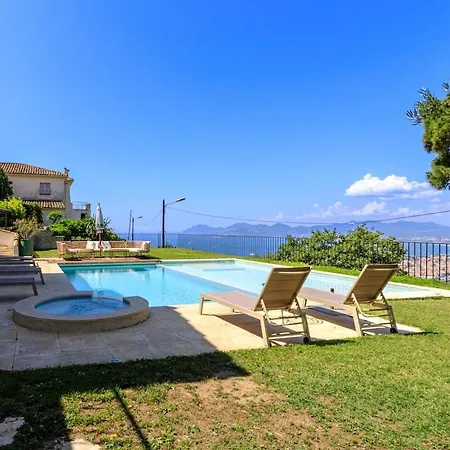 With 8 Bedrooms, Sea View, Great Comfort فيلة