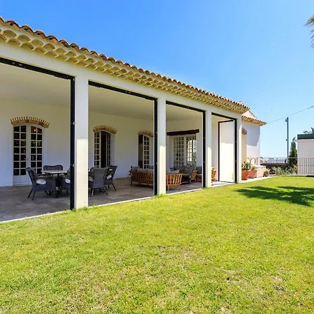 With 8 Bedrooms, Sea View, Great Comfort فيلة *