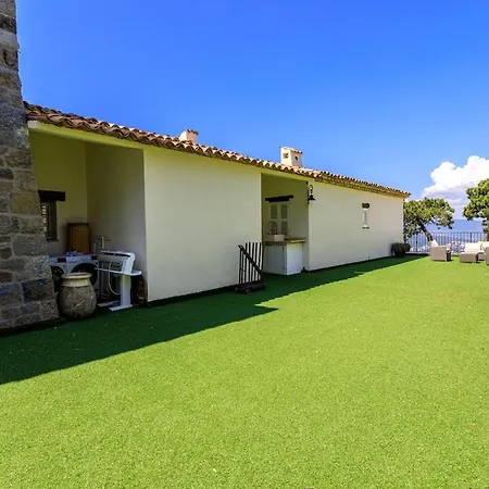 With 8 Bedrooms, Sea View, Great Comfort فيلة كان